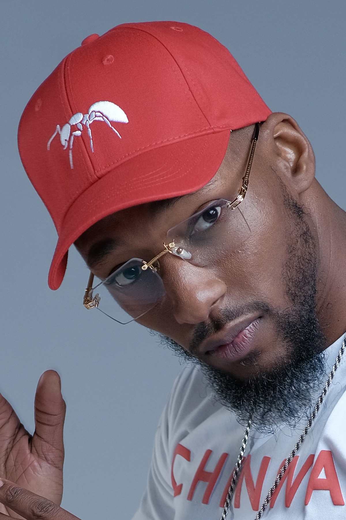 La casquette rouge, portée à sa façon.