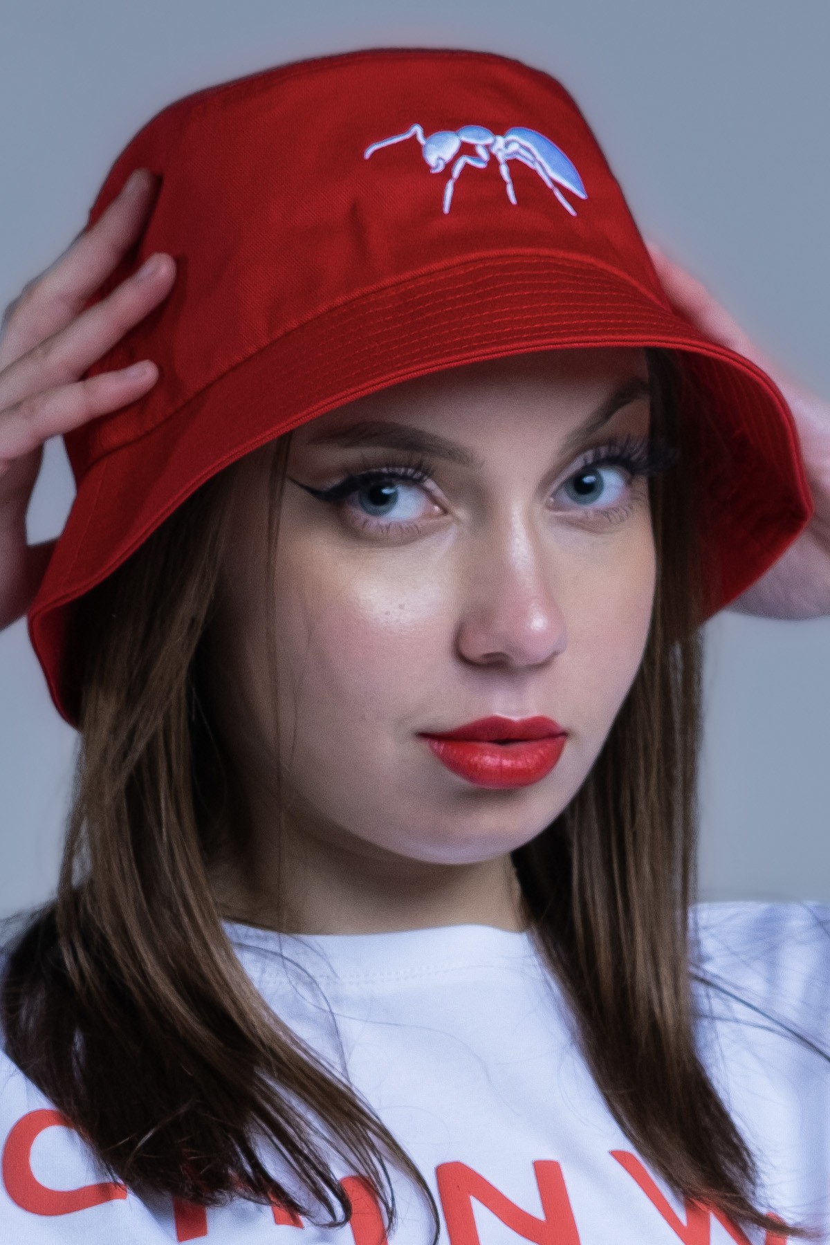 Le bob rouge et sa fourmi brodée.